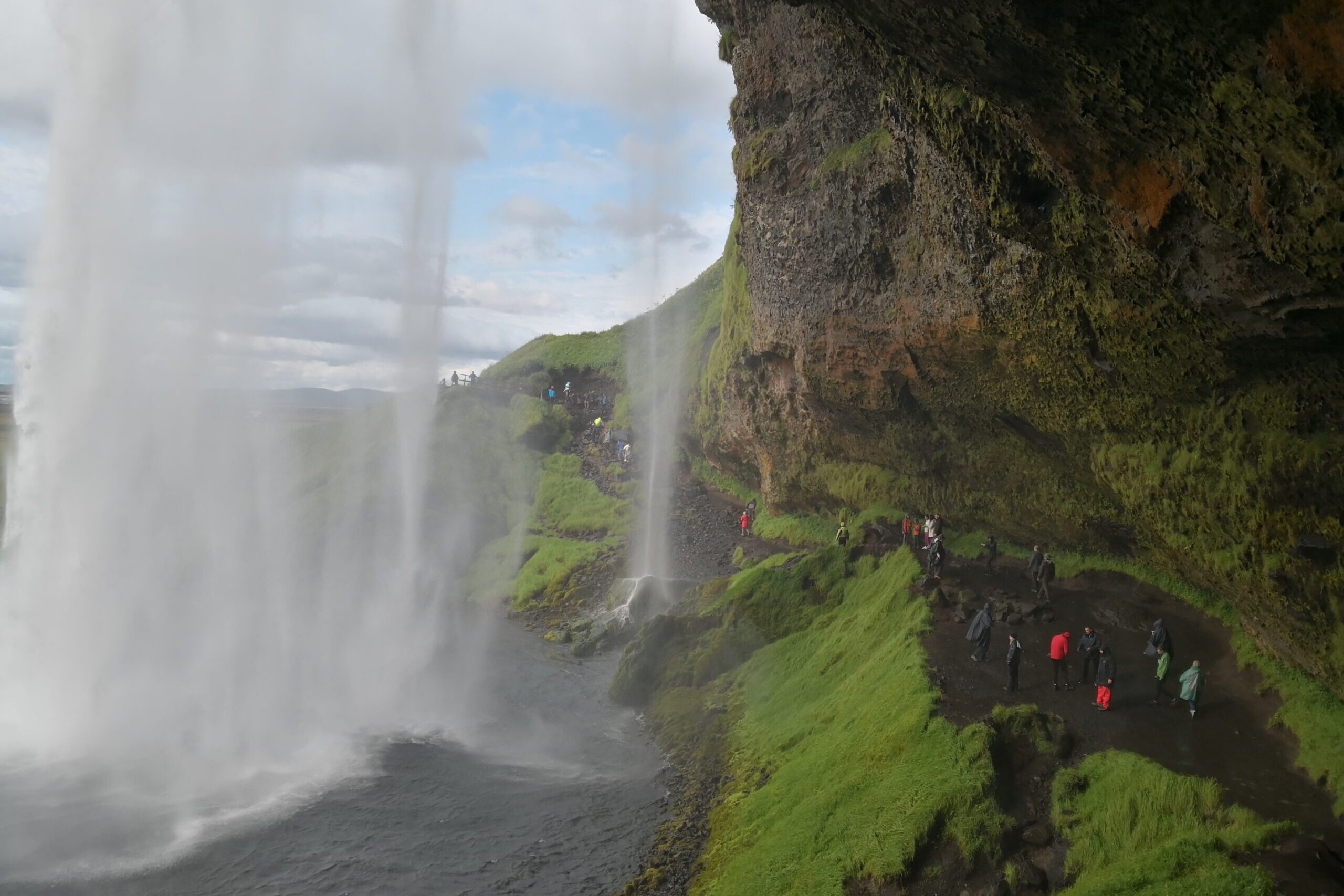 Il sentiero che passa dietro la cascata