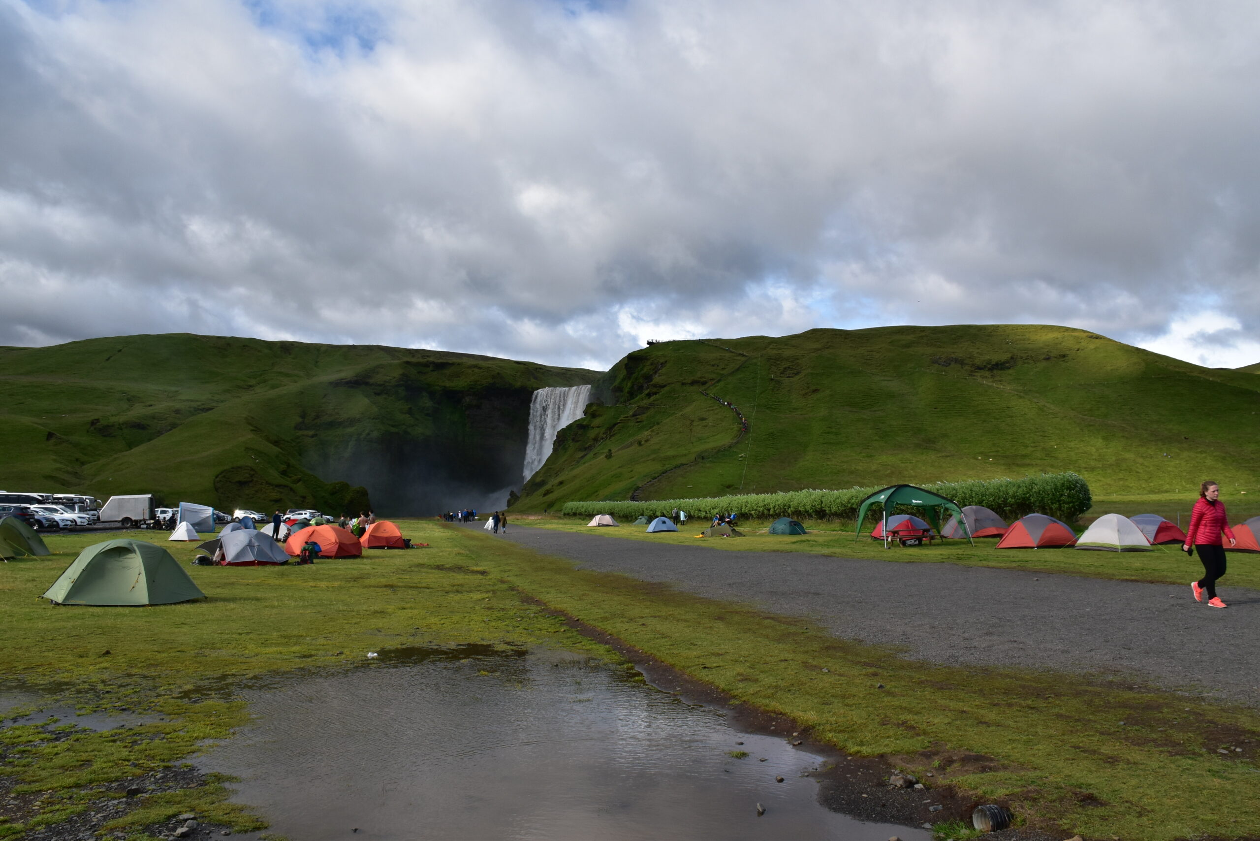 Lungo il fiume Skógaá verso la cascata
