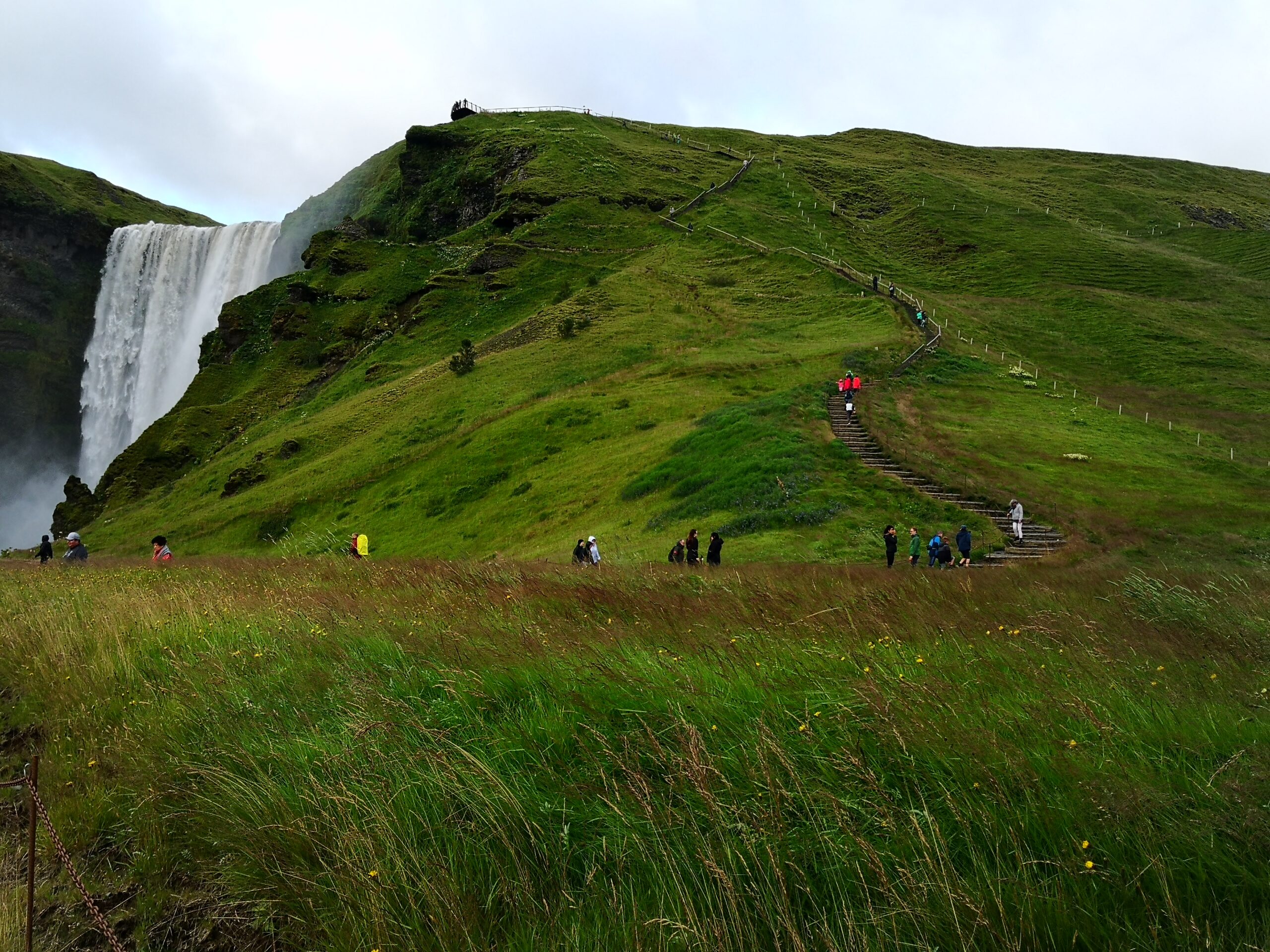 A lato di Skógafoss si sale verso il Fimmvorduhals