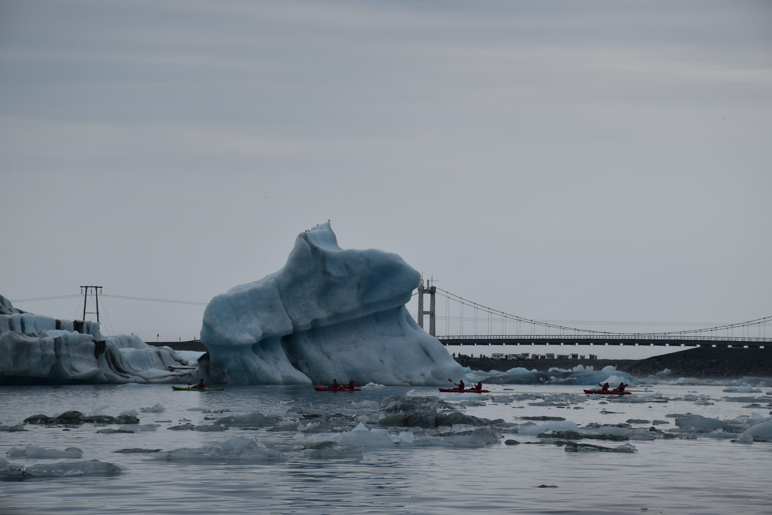 Islanda_11 - Jökulsárlón Glacier Lagoon 032 Un iceberg grande quanto una collina si avvia verso il mare