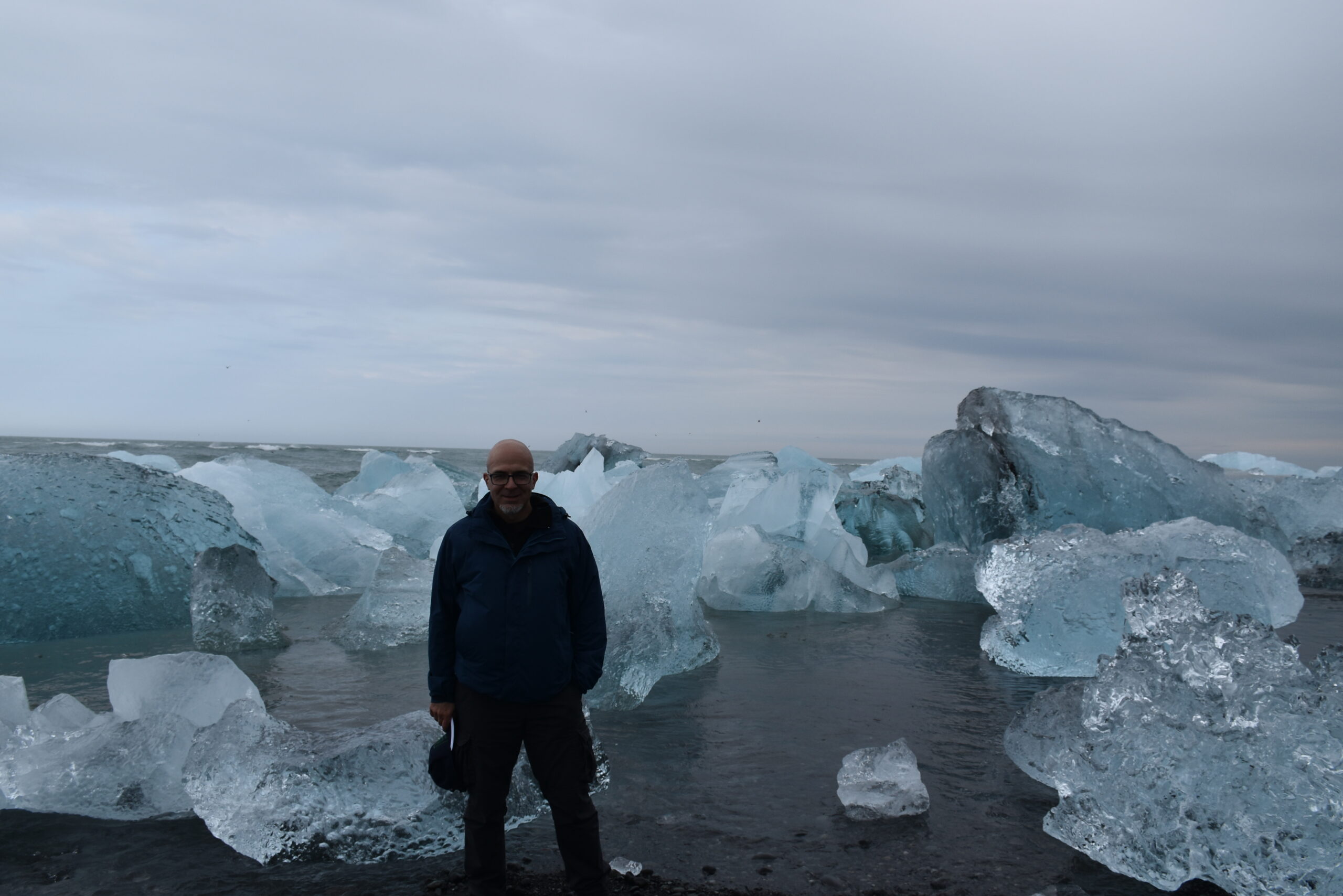 Islanda_11 - Jökulsárlón Glacier Lagoon 096 Il contrasto tra la sabbia nera e il ghiaccio splendente