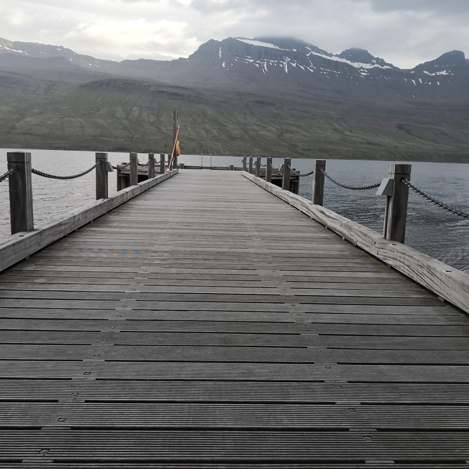 Il Pontile del Fosshotel Eastfjords che affaccia sulle acque del Faskrudsfjordur