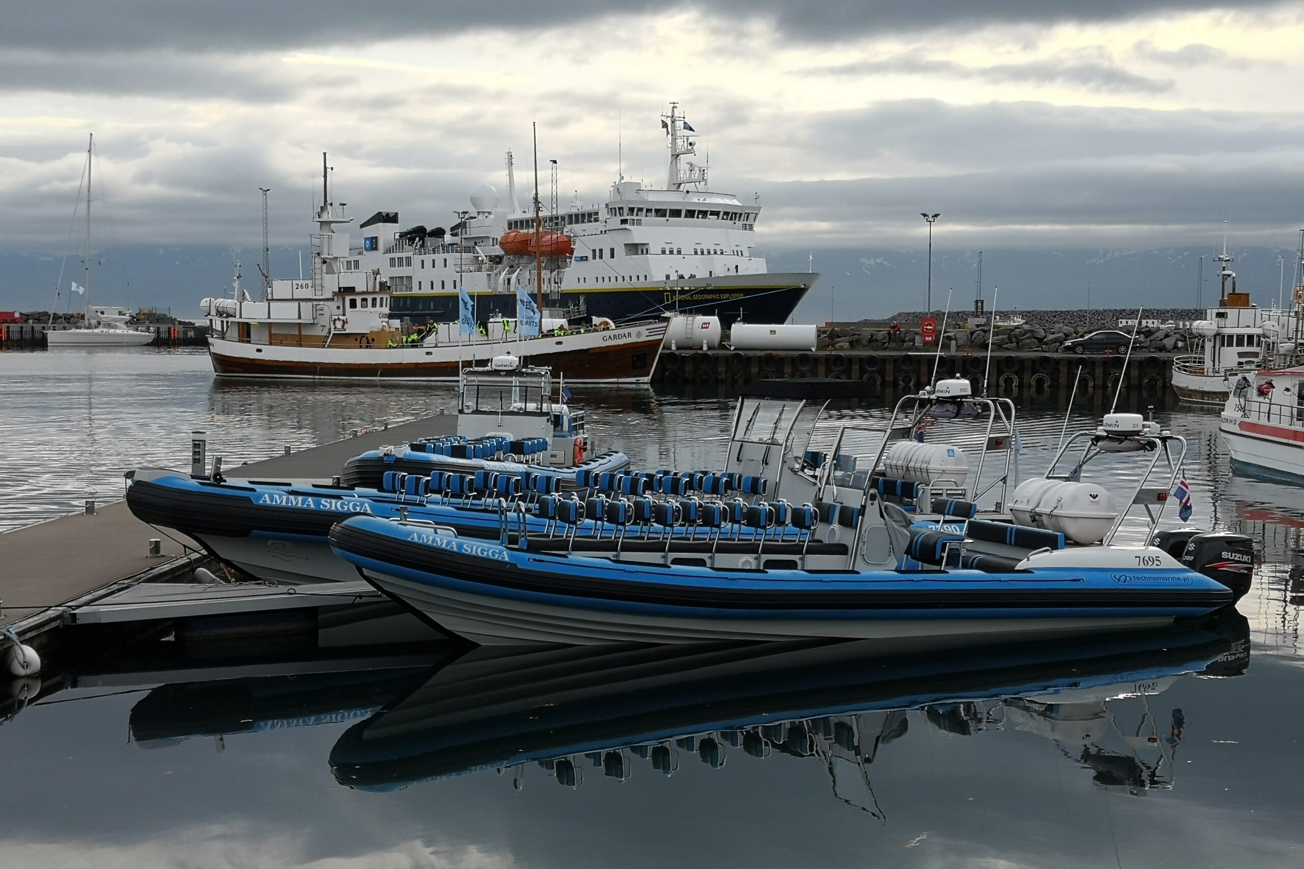 Islanda_18-Husavik-112 I gommoni per le escursioni e le frequenti navi da crociera che attraccano nel porto