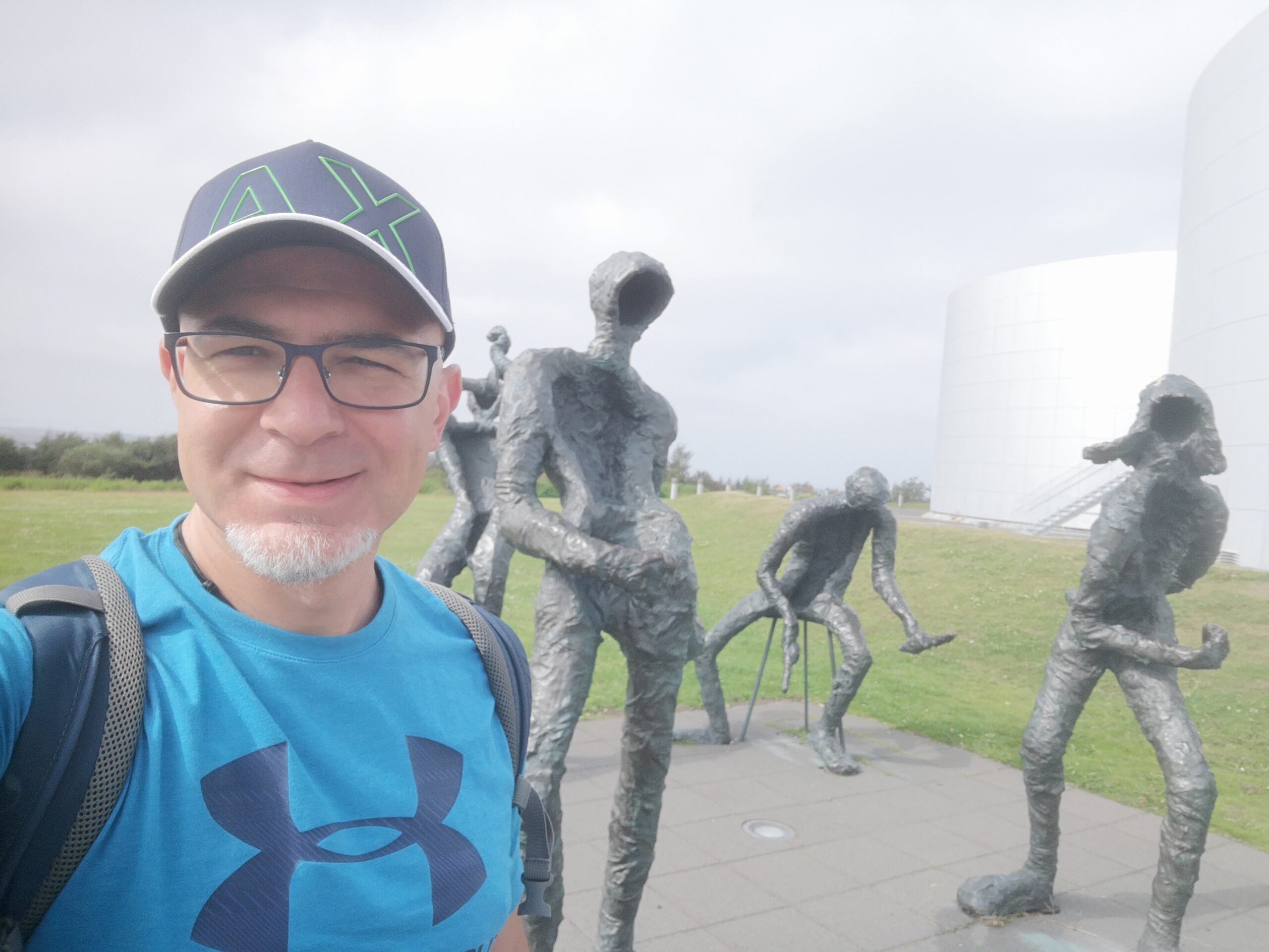 Con le statue all'ingresso del Perlan