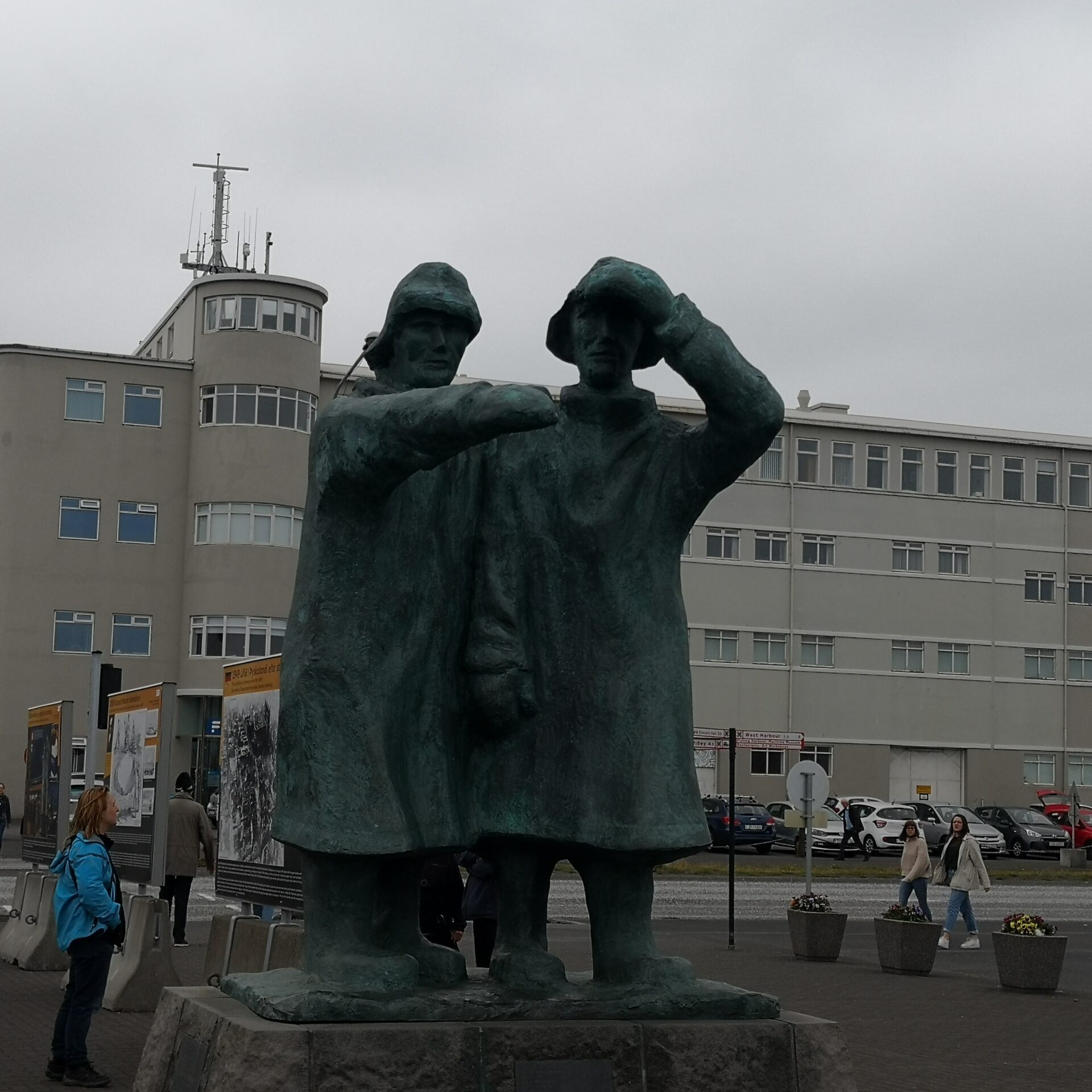 La statua dedicata ai pescatori al porto