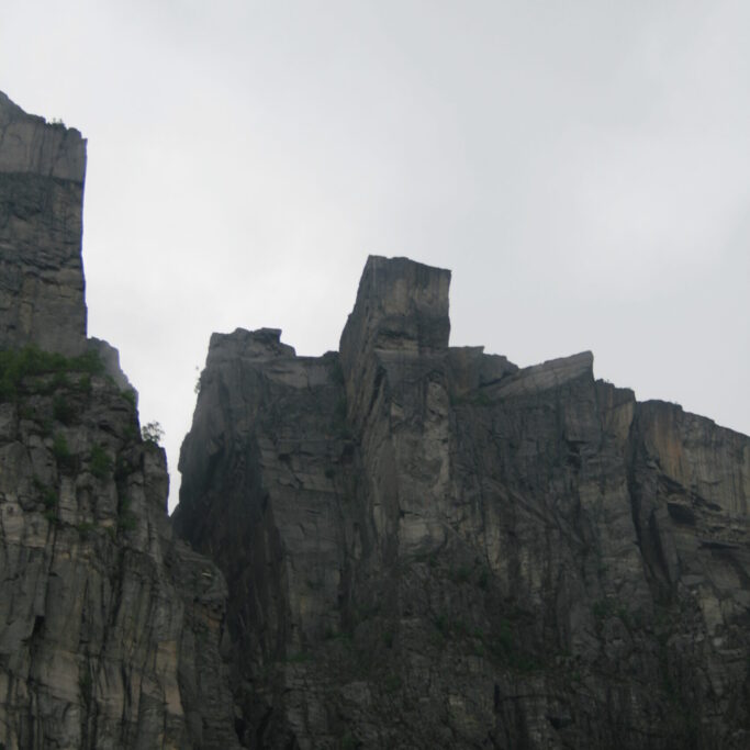 La Roccia del Pulpito vista dalle acque del fiordo