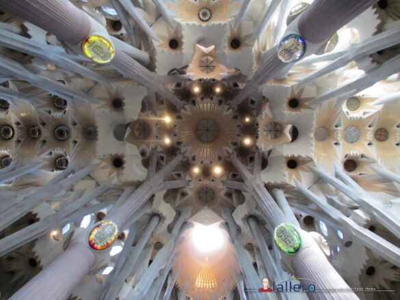 Le colonne degli apostoli sotto la volta della basilica