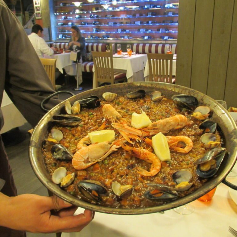 La paella, piatto tipico della cucina valenciana.