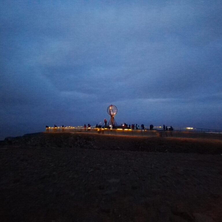 Norvegia_Nordkapp_06 Il globo di Capo Nord nella notte polare