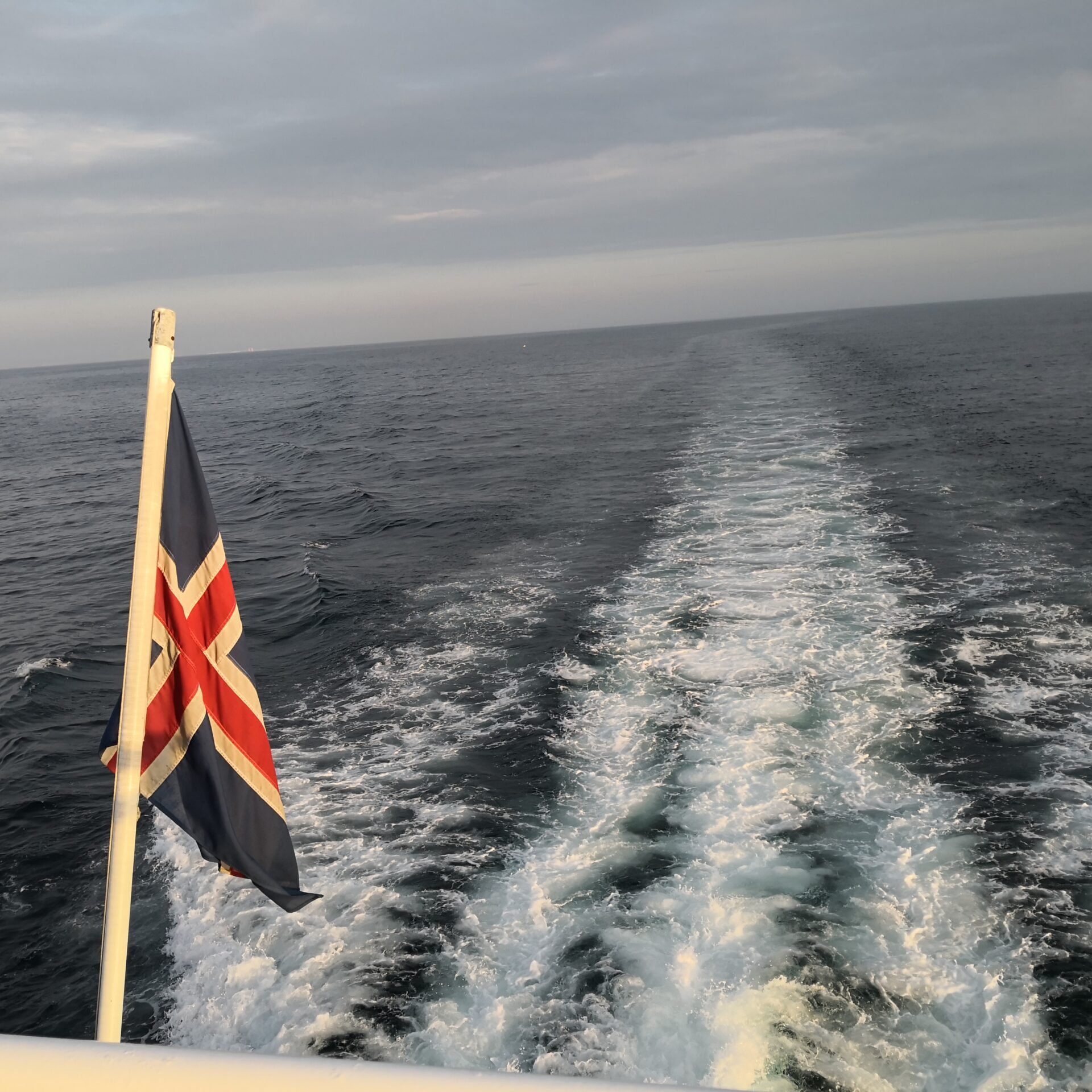 Bandiera dell'Islanda a poppa di un battello