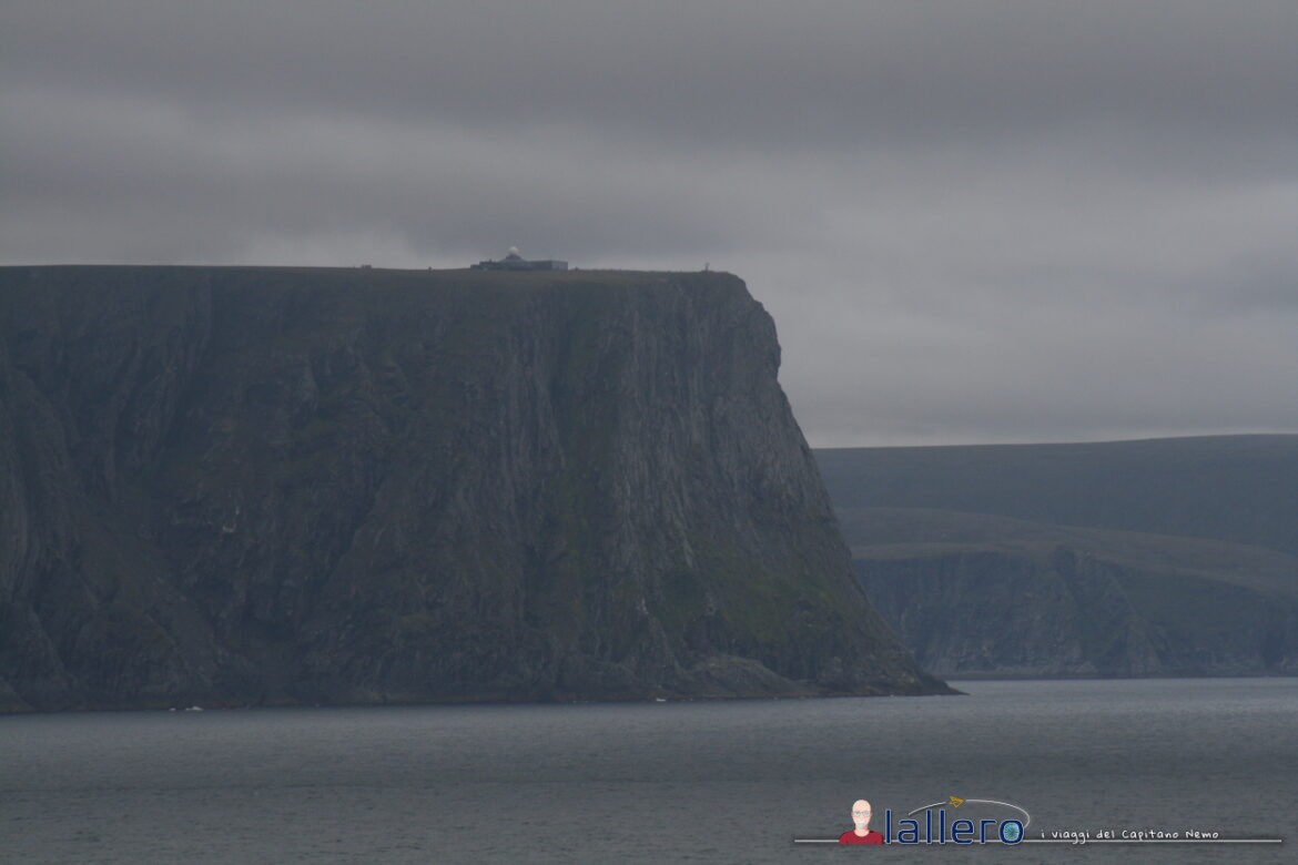 Il promontorio di Nordkapp a picco sul mare