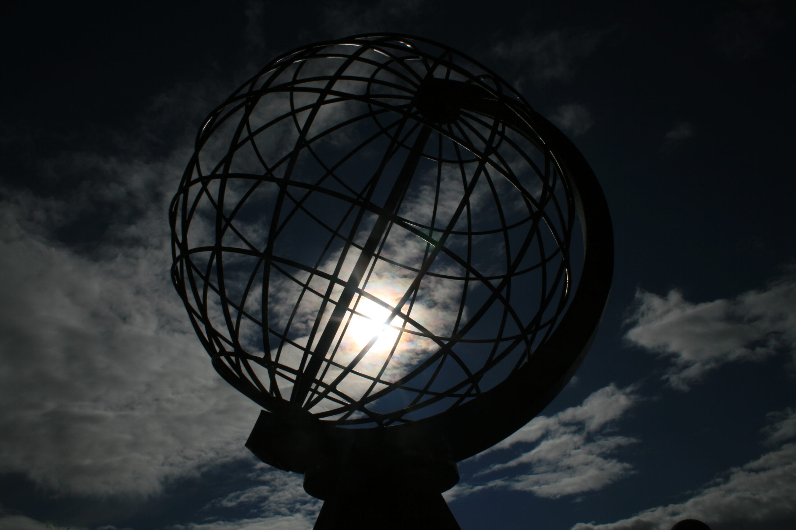 Il sole di mezzanotte attraverso il globo di Nordkapp