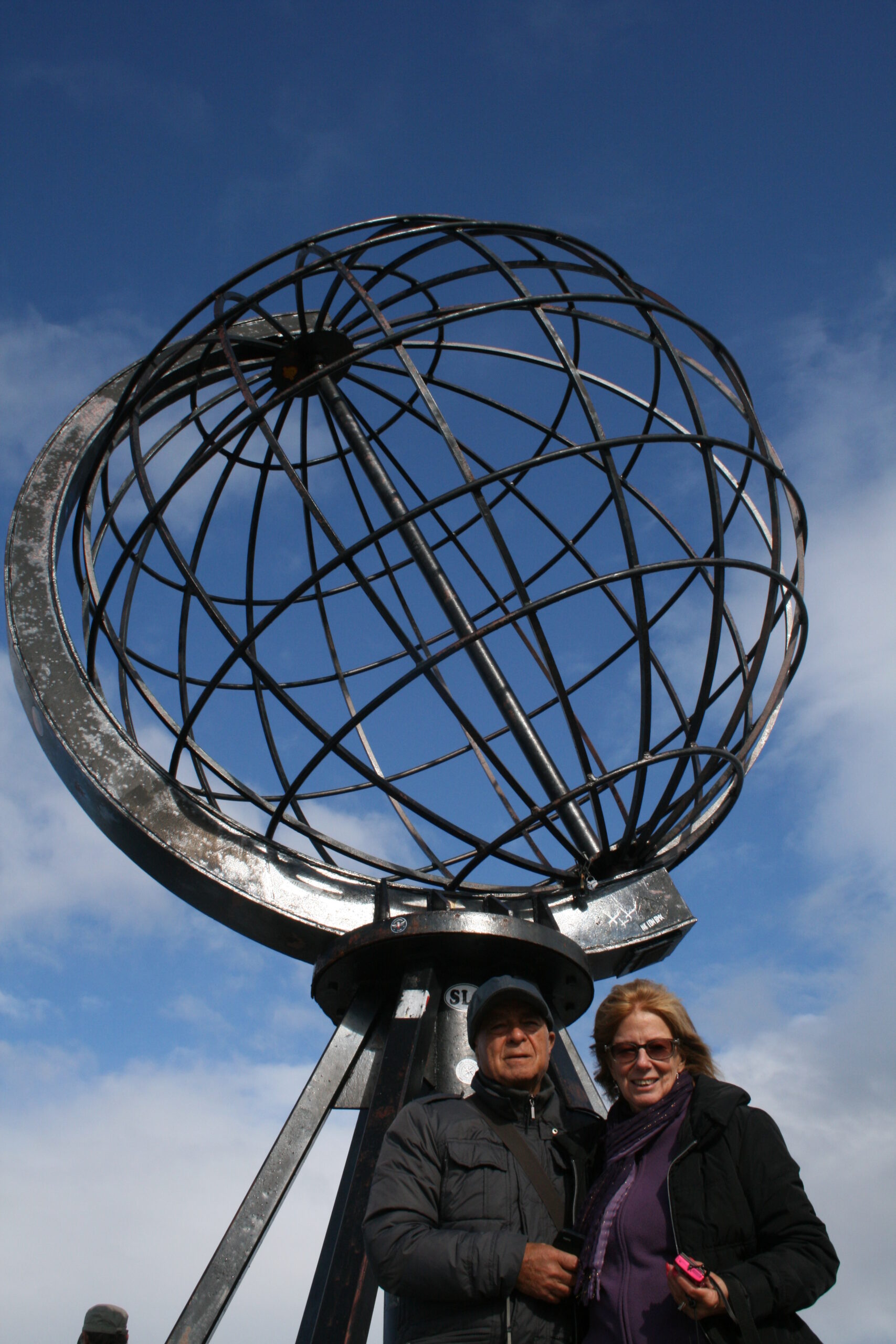 Norvegia_Capo Nord 131 I miei genitori sotto il globo di Nordkapp