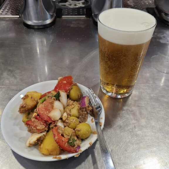 Birra Doble e tapas inclusa in un bar di Madrid al prezzo: 3,5€
