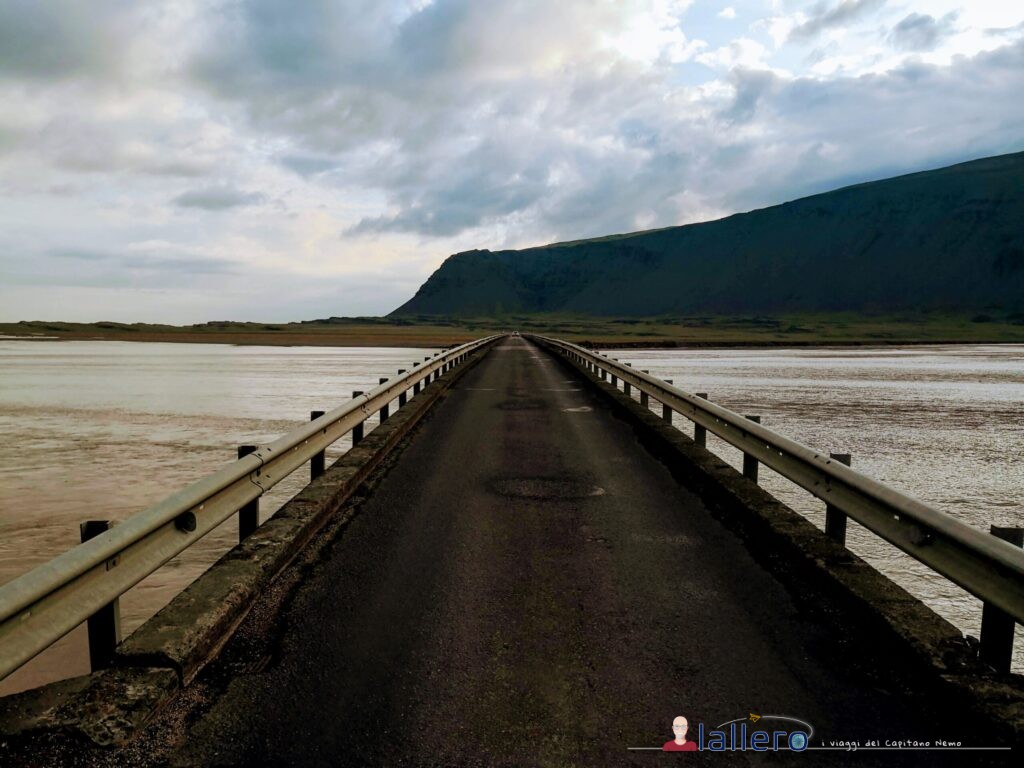 Islanda_strade Uno dei tanti ponti sulla laguna glaciale a sud