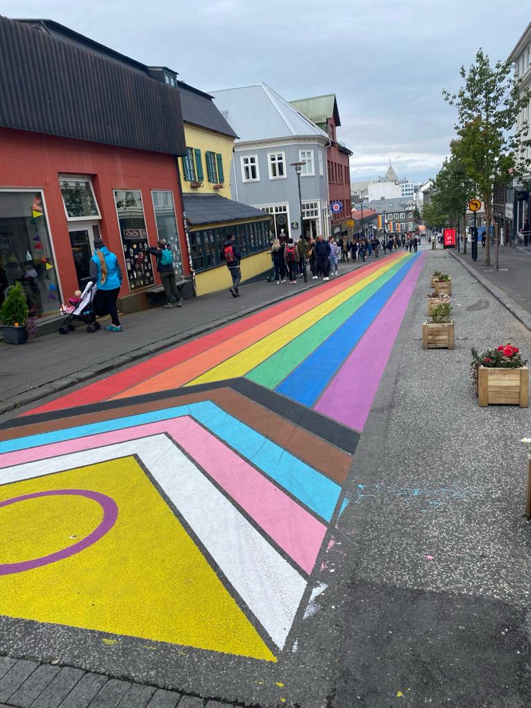 Islanda_PRIDE_02 La bandiera LGBTQIA+ disegnata sulla via Skólavörðustígur