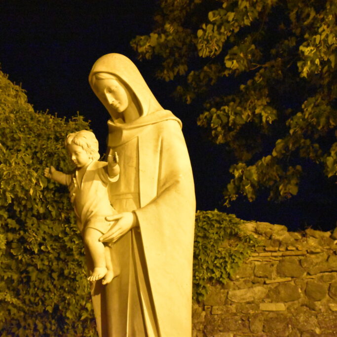 Statua della Madonna con Gesù Bambino