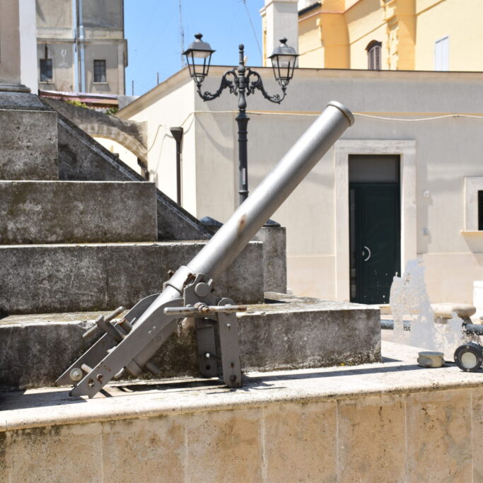 Il monumento nella piazza