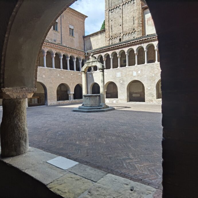Emilia_Romagna_Bologna_IMG_20220821_112917 Il Chiostro Medievale