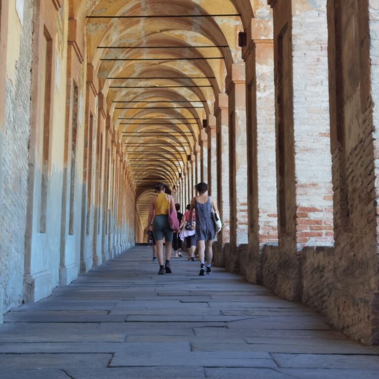 Camminare sotto al portico più lungo al mondo è un po' come viaggiare nel tempo.