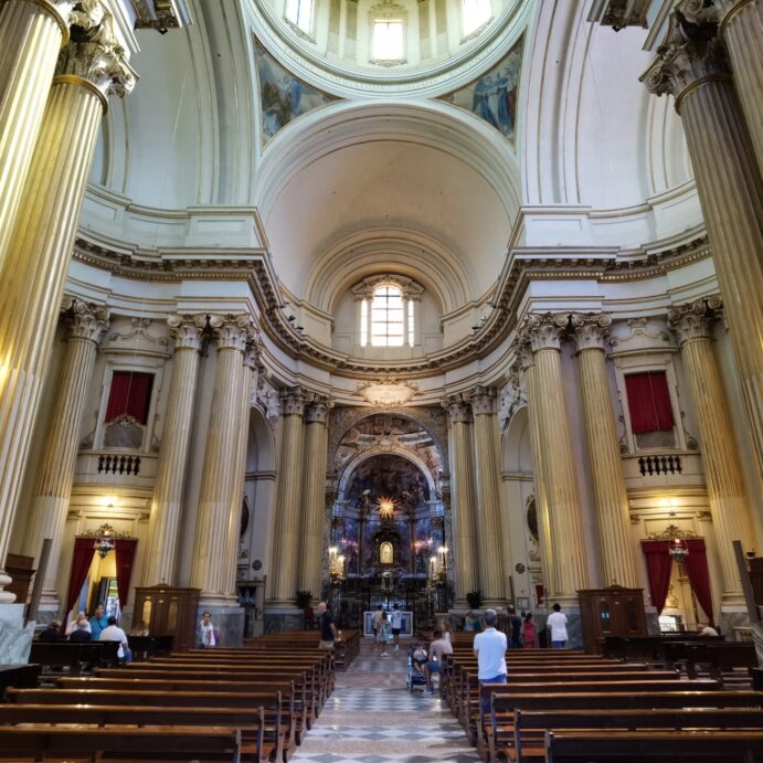 L'interno del santuario a pianta ellittica.