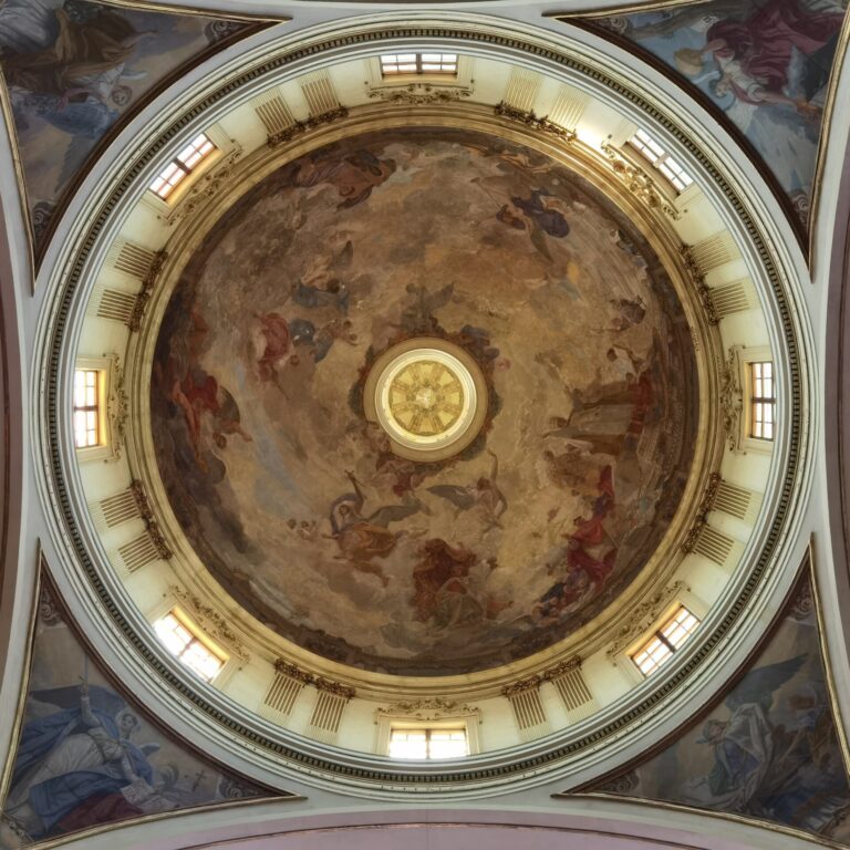 La cupola affrescata da Giuseppe Cassioli.