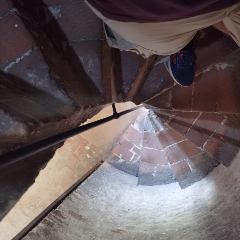 La scaletta in pietra del 1700 dentro la cupola.