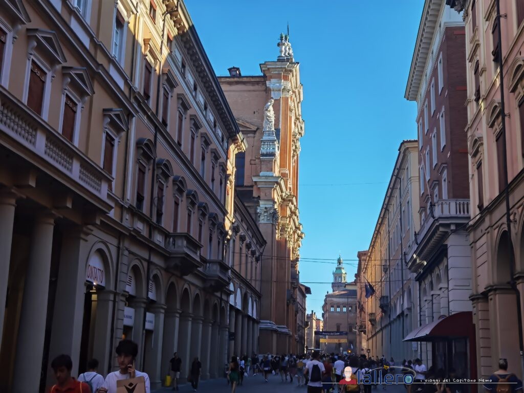 La facciata di San Pietro su via dell'indipendenza.