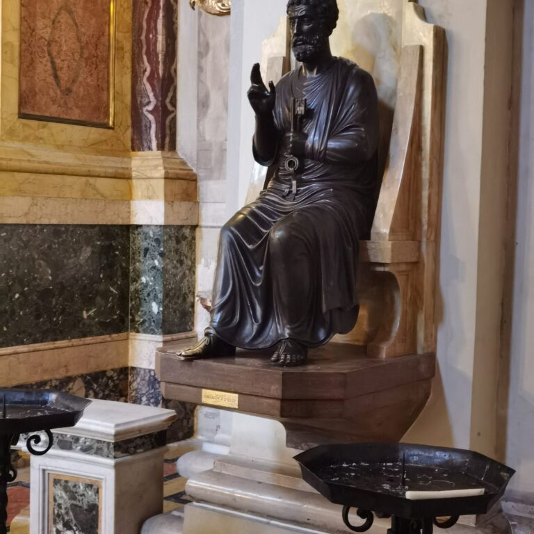 La statua di San Pietro.