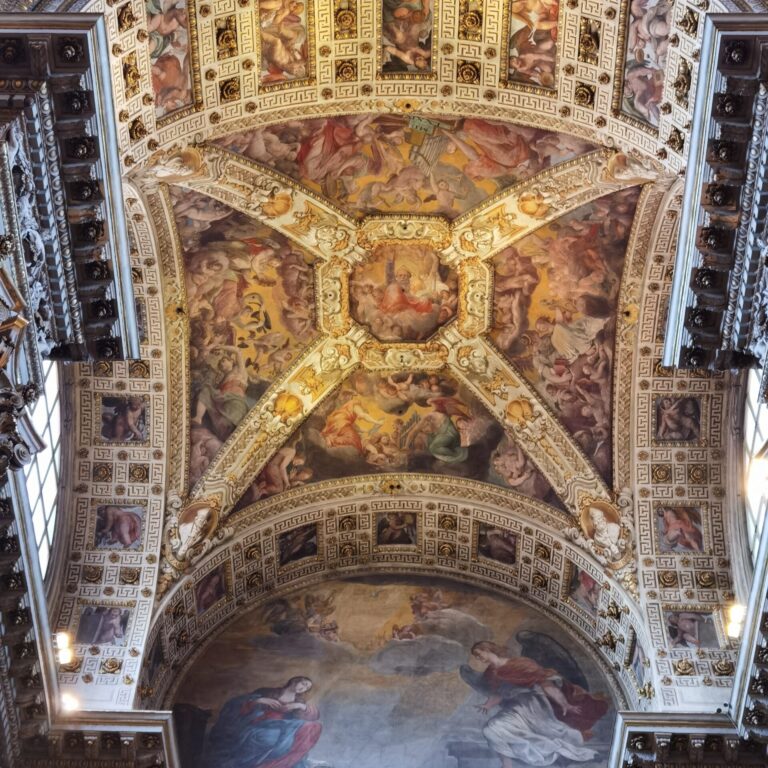 La magnificenza dell'arco trionfale.
