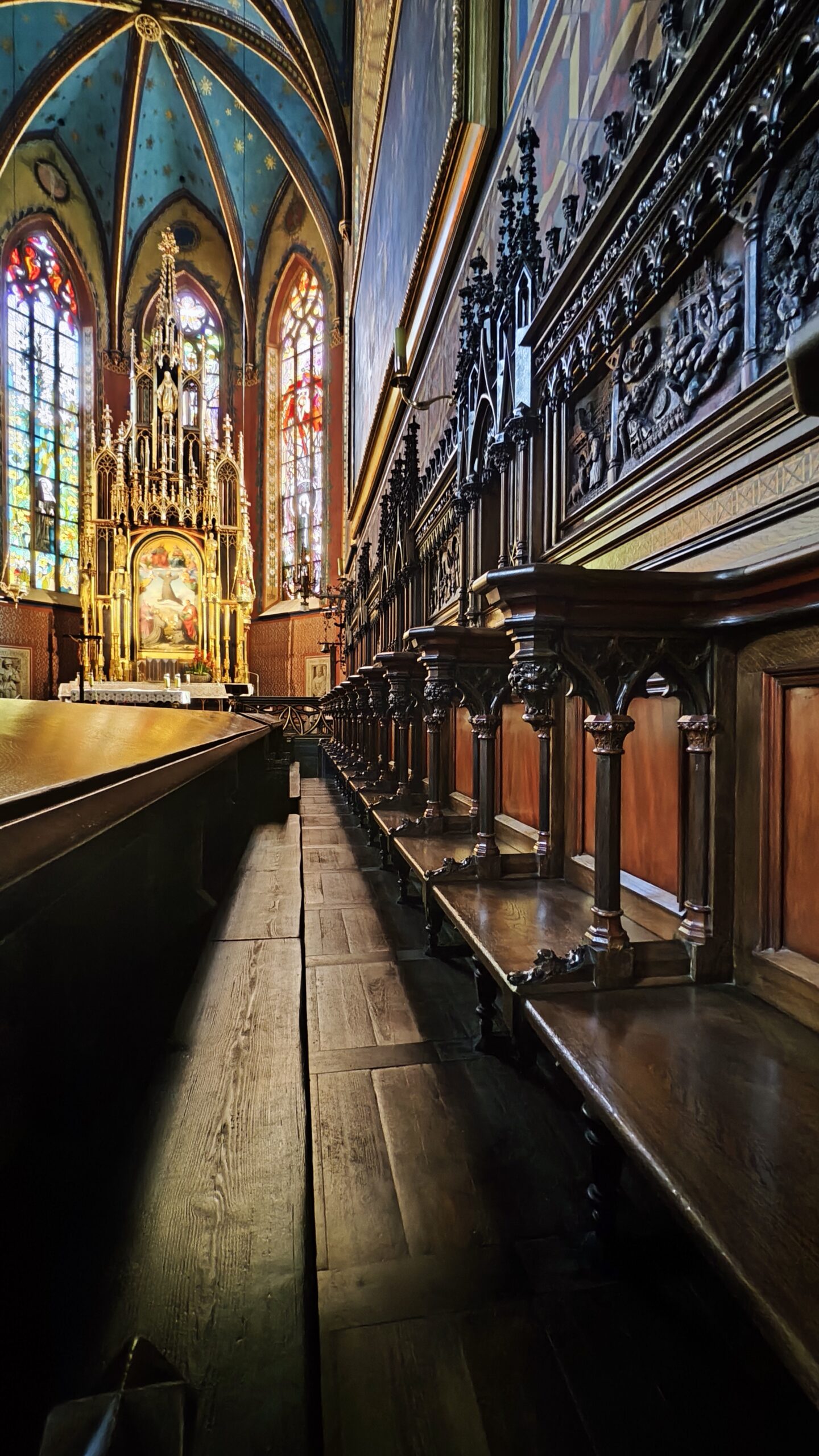 Cracovia_05 - San Francesco 33 Particolare del coro a destra dell'altare