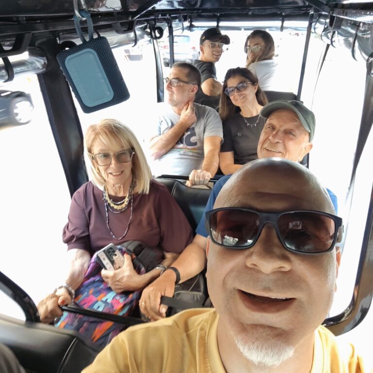 Tutta la famiglia sul tuk tuk!