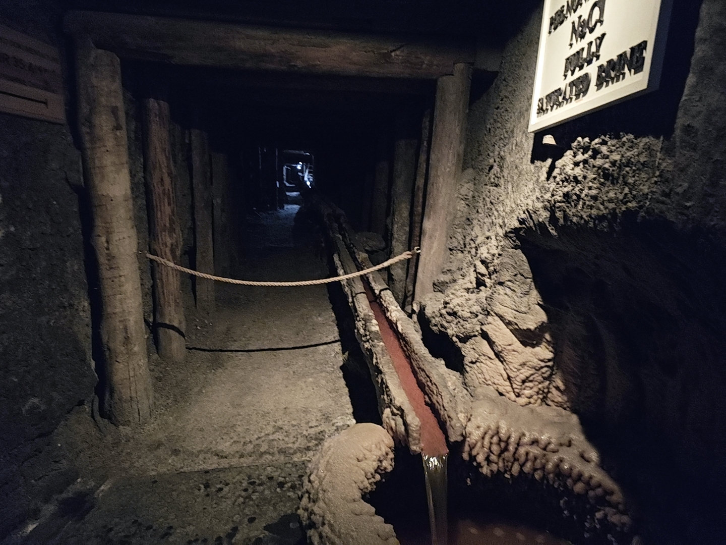 Polonia_Cracovia_15 - Miniere di Wieliczka 12 Gallerie della miniera con canali di raccolta delle acque