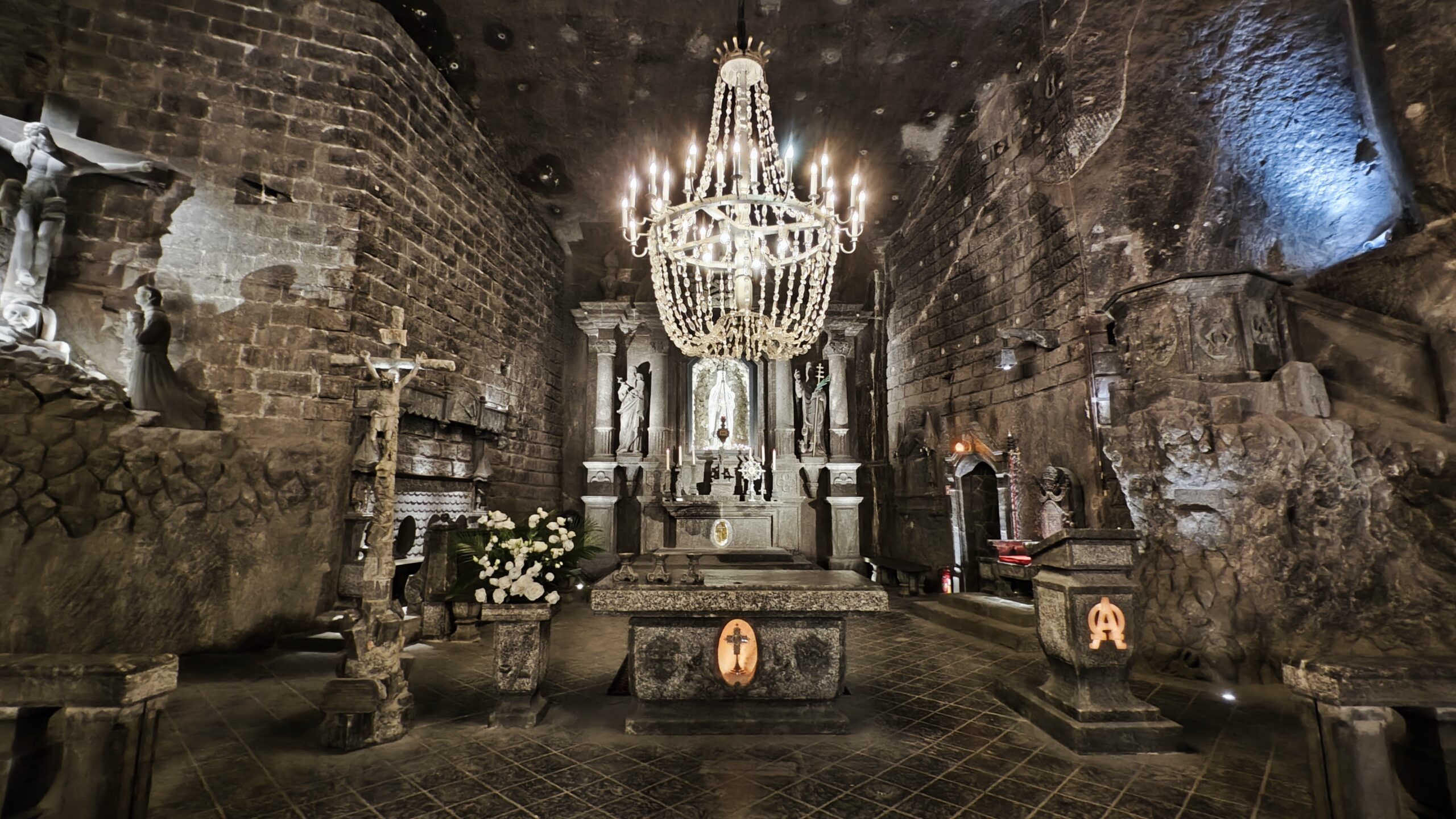 Polonia_Cracovia_15 - Miniere di Wieliczka 58 Abside e altare della cappella di Santa Kinga