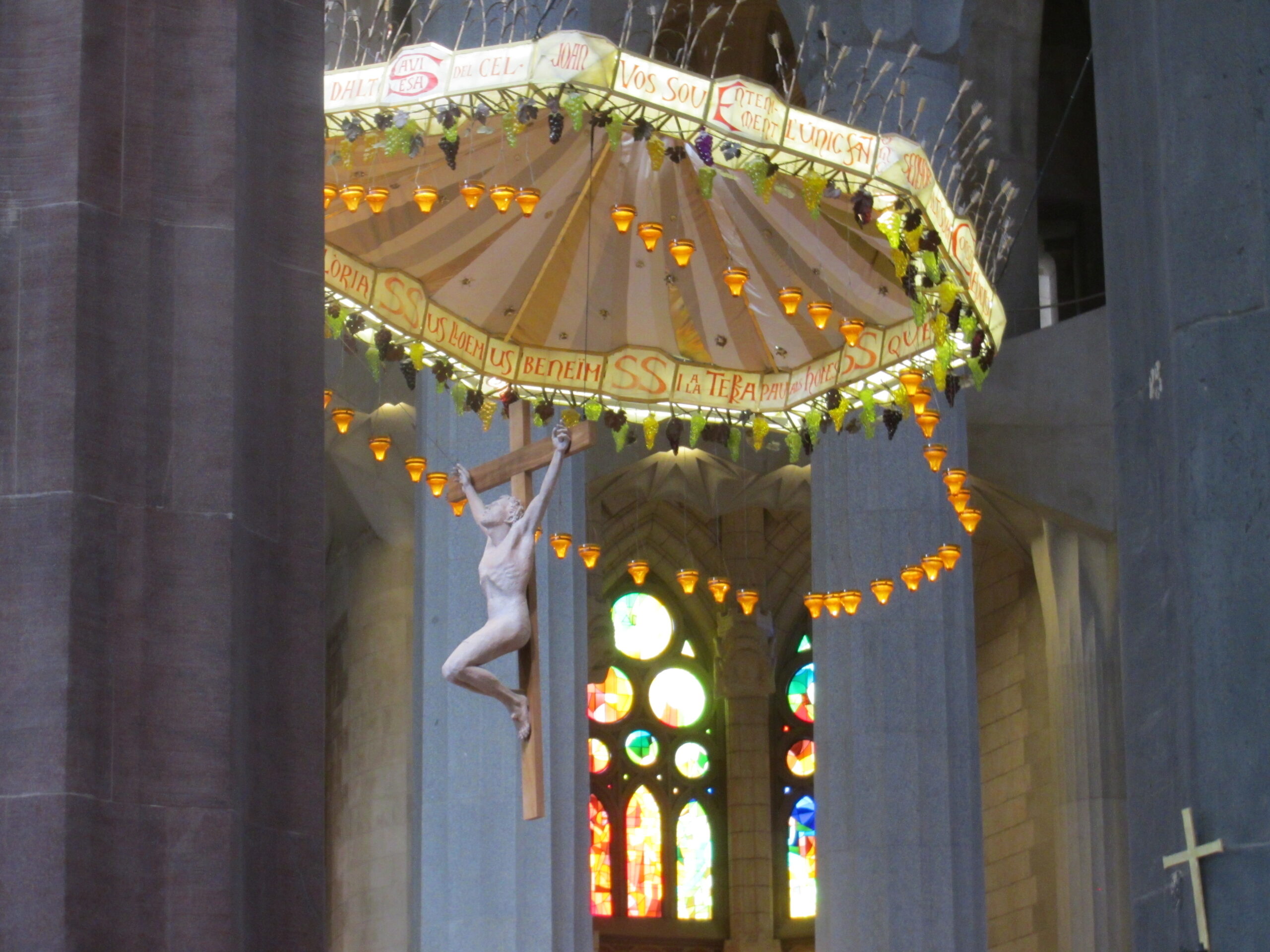 Gesù crocifisso sopra l'altare maggiore