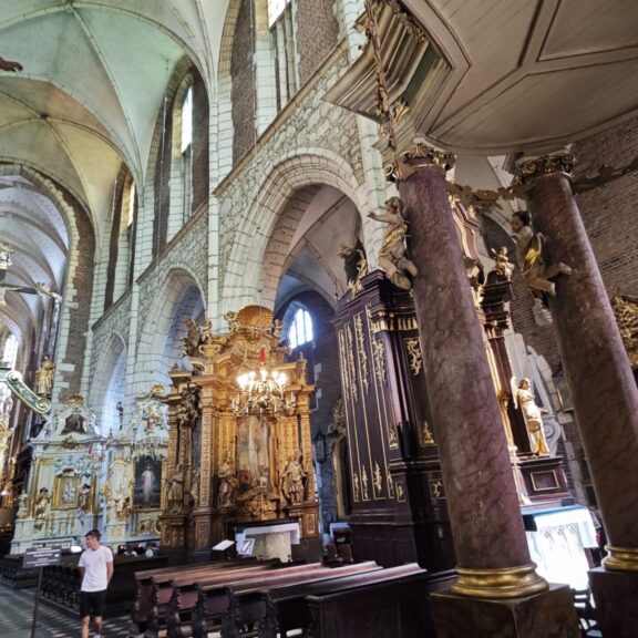 Gli sfarzosi interni barocchi della basilica del Corpus Christi