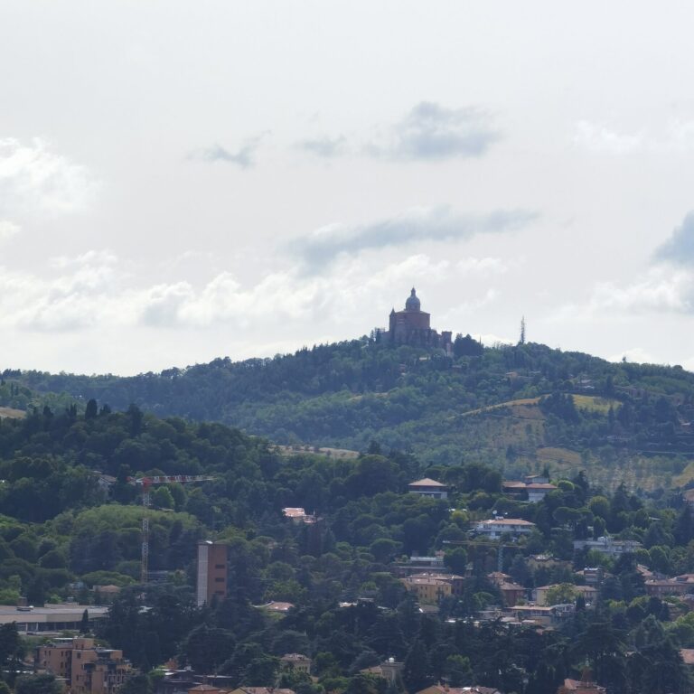 Il Santuario di San Luca veglia su Bologna dal Colle della Guardia.