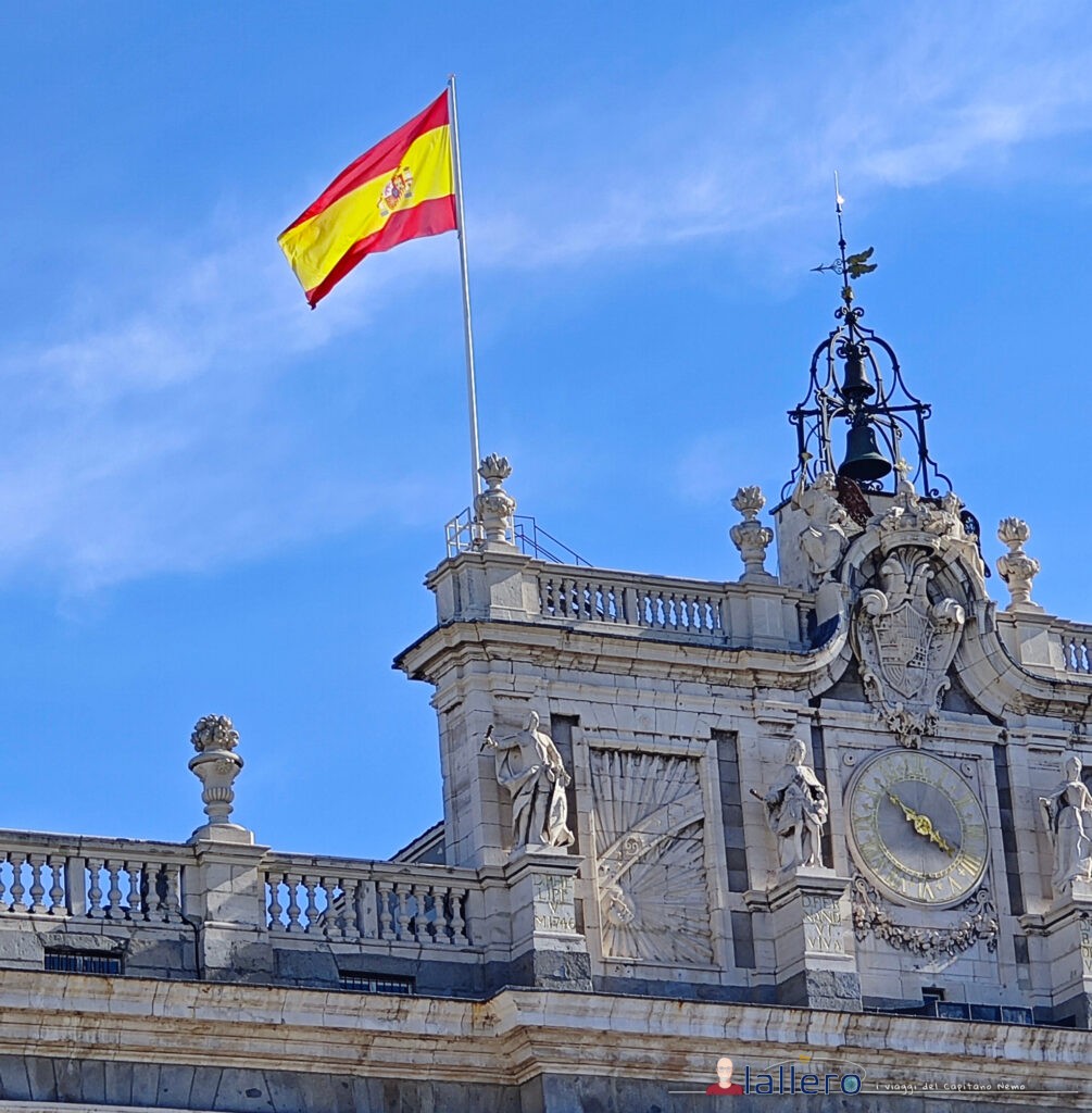 La bandiera spagnola sventola sul palazzo reale di Madrid