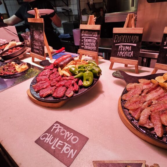 Spagna_Madrid_09 - Malasana - Mercado San Ildefonso 05 Stand gasronomico al Mercado de San Ildefonso