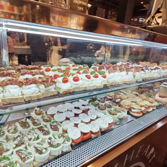 Spagna_Madrid_09 - Mercado San Miguel 04 Stand gastronomico al Mercado de San Miguel