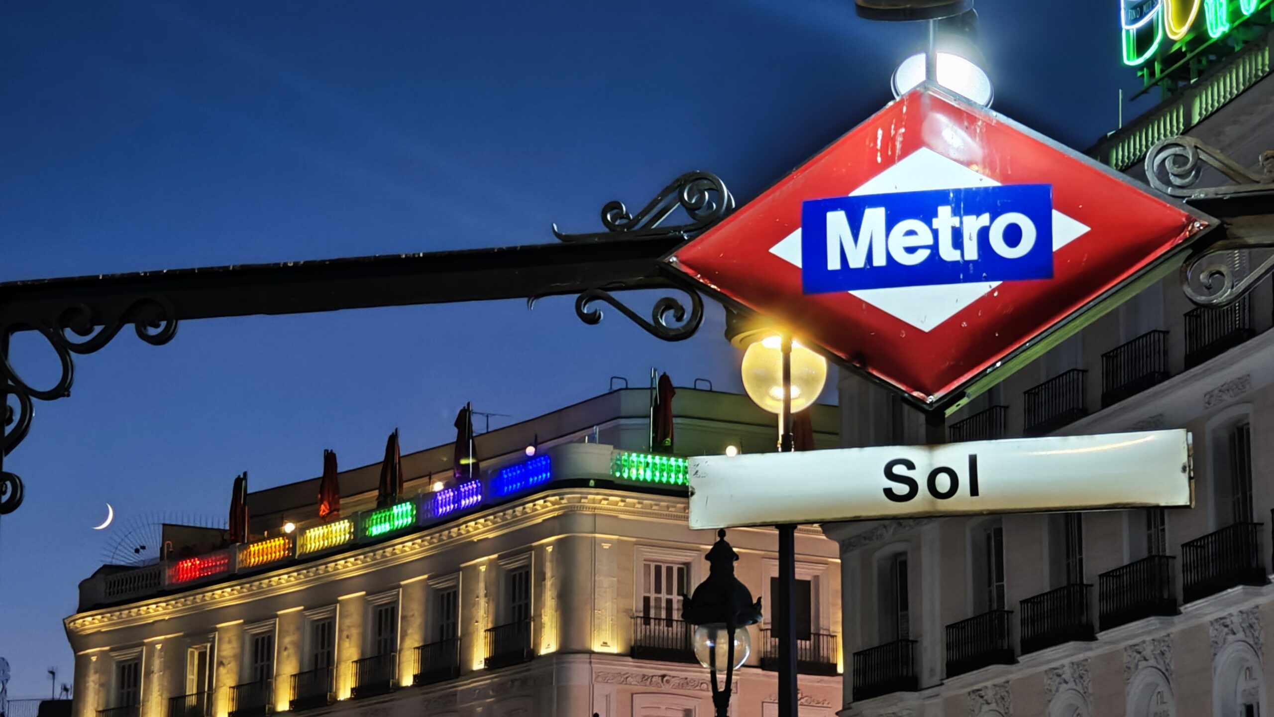 Usciamo dalla stazione della Metro per tuffarci in Puerta del Sol!