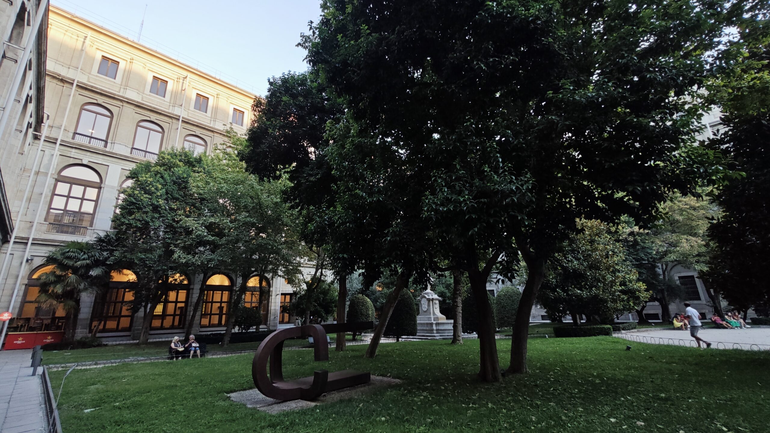 Il bellissimo e ampio chiostro del palazzo