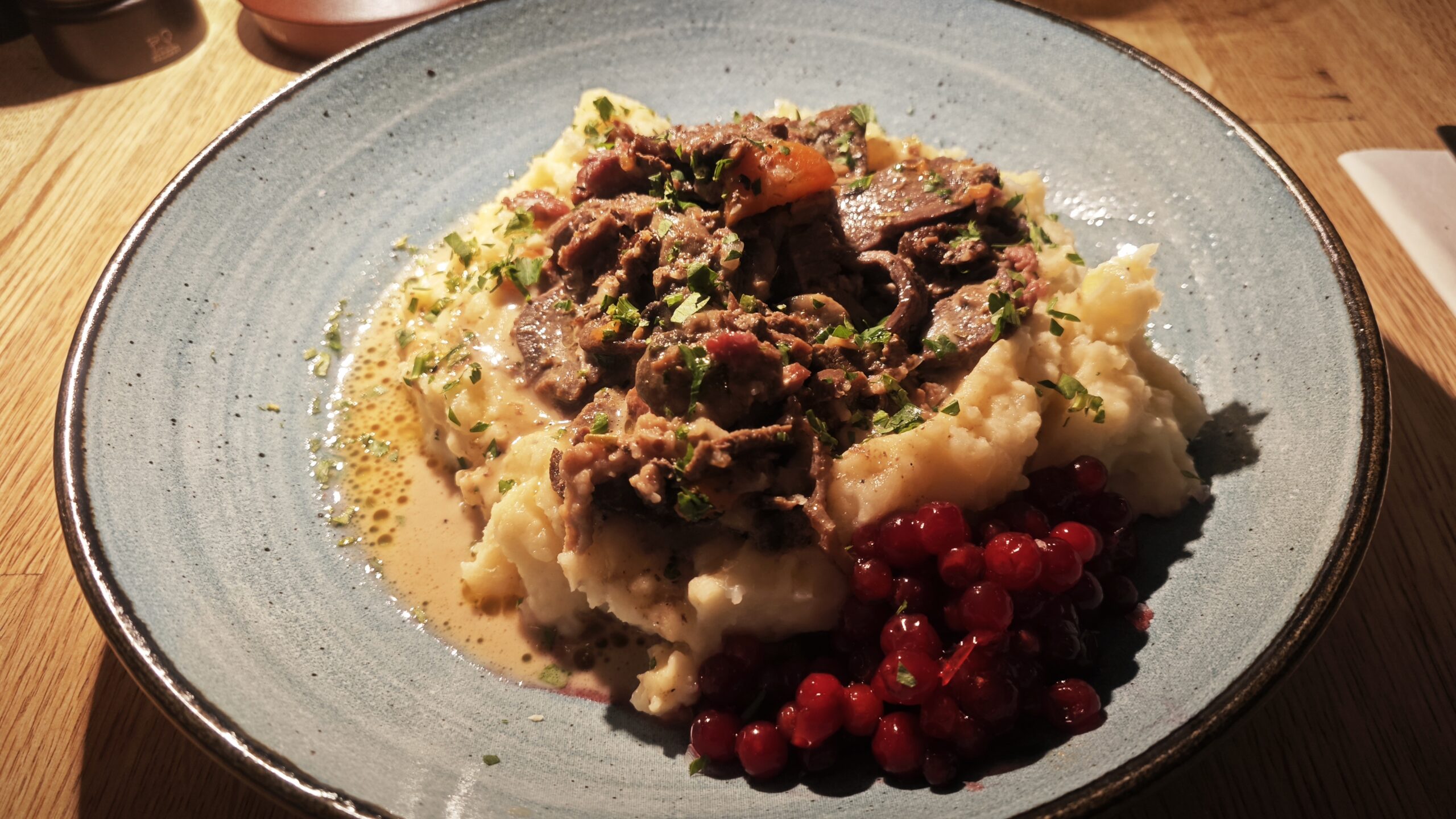 Stufato di renna con purè e frutti rossi.