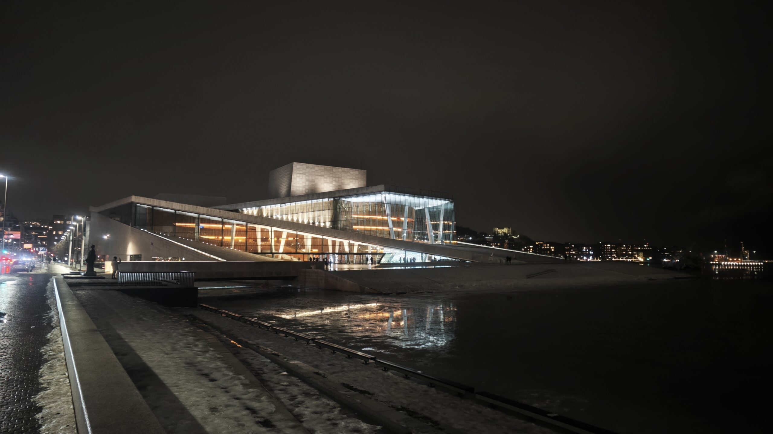 Norvegia_05 - Opera House 01 L'Opera House illuminata di notte