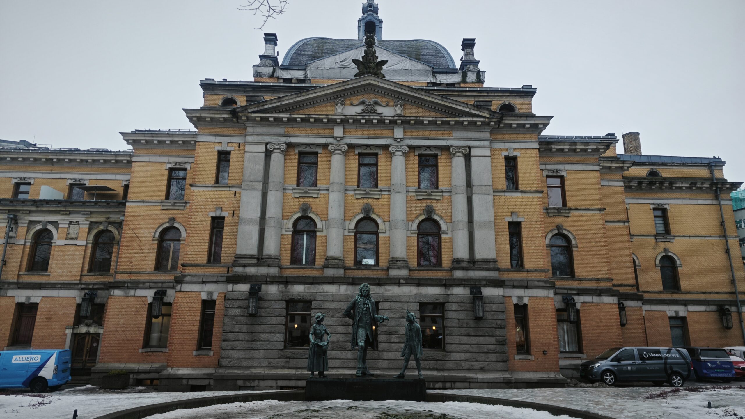10 - National Theatre 7 Il lato nord con la statua di Holberg e dei suoi personaggi