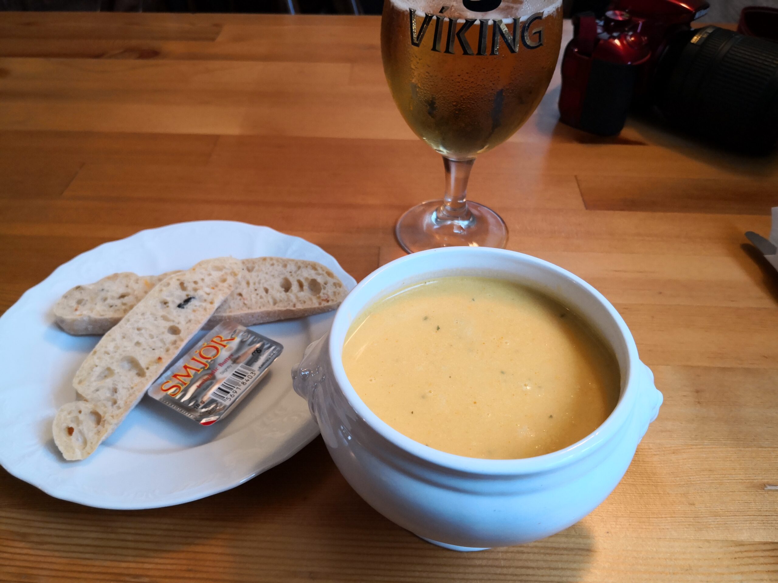 Il tradizionale plokkfiskur, una zuppa cremosa di halibut e patate con crostini e burro