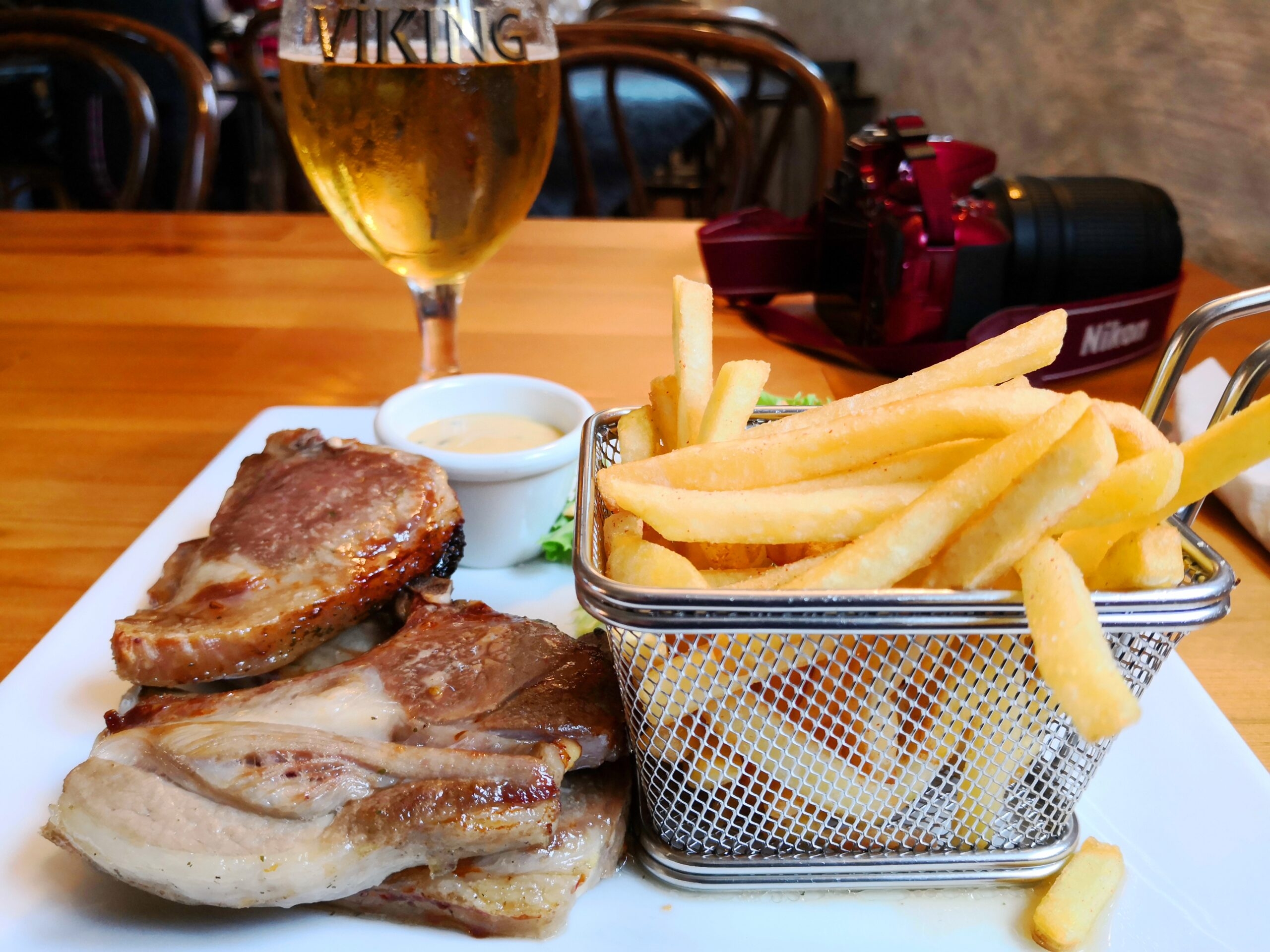 Cena tipica con agnello, patate e birra Viking