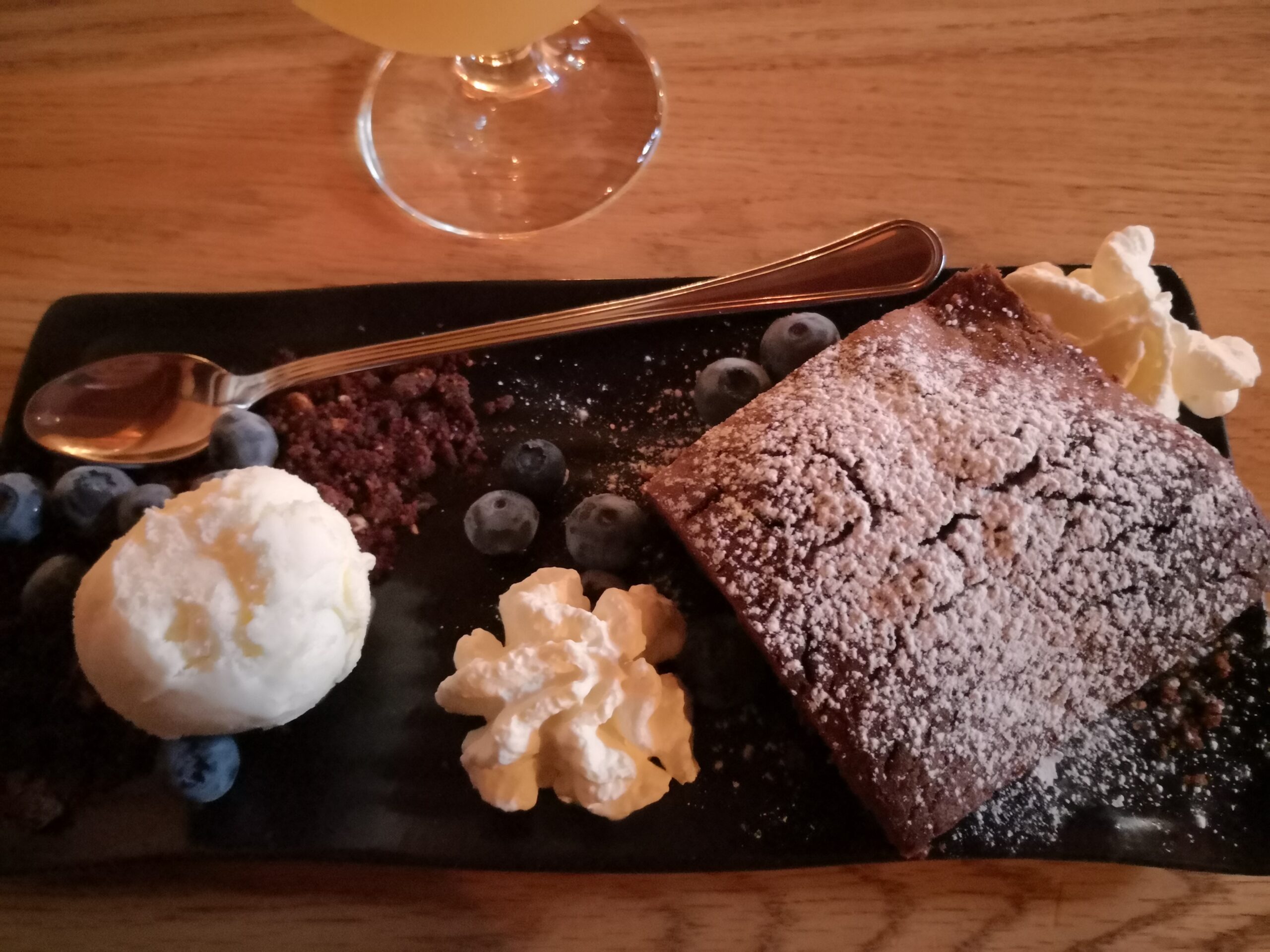 Brownie con mirtilli e gelato