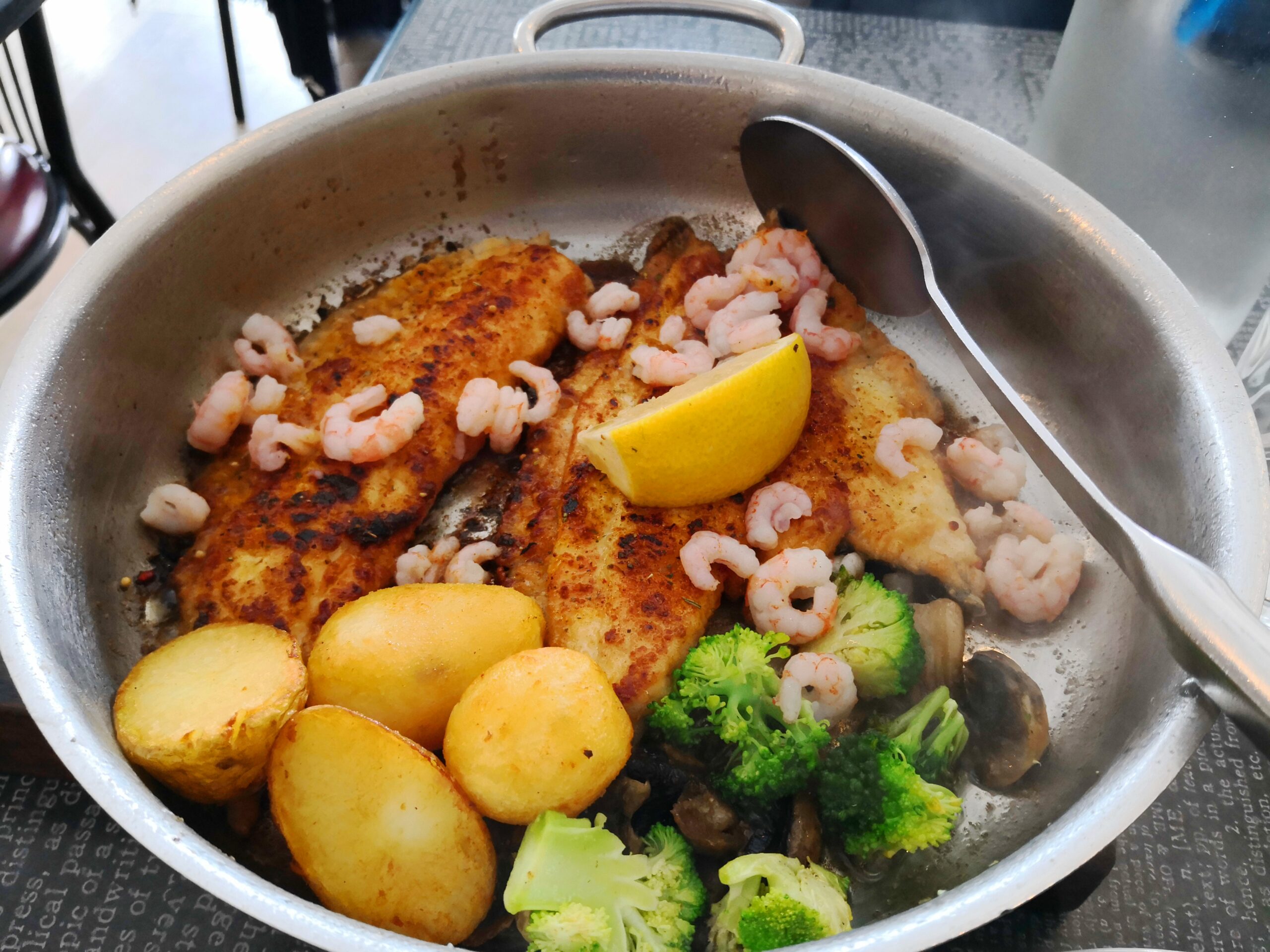 Padellata di pesce e vegetali