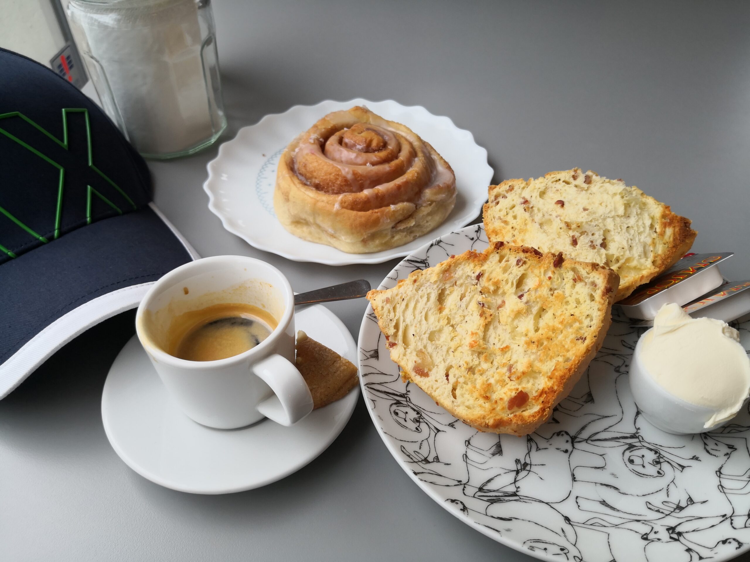 Cinnamon roll e scones caldi da riempire con burro e marmellata di frutti di bosco